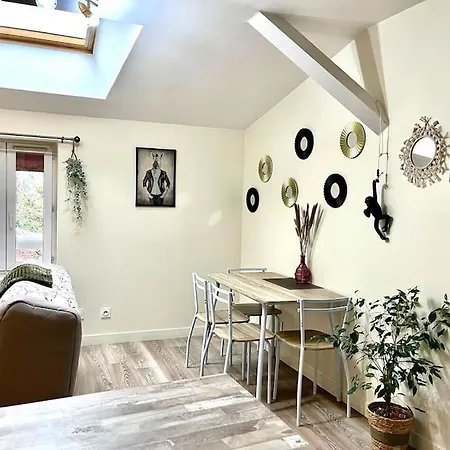 Le Repaire, Acces Terrasse De L'etablissement