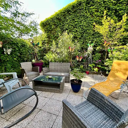 Le Repaire, Acces Terrasse De L'etablissement *